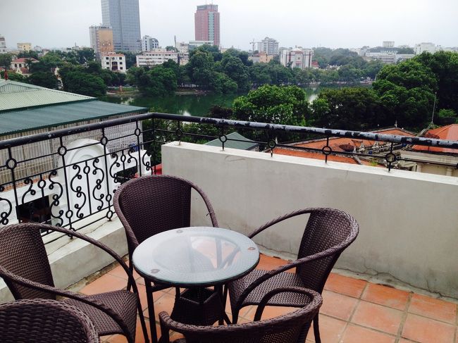 ホテルの屋上より。向こうに見えるのがホアンキエム湖。