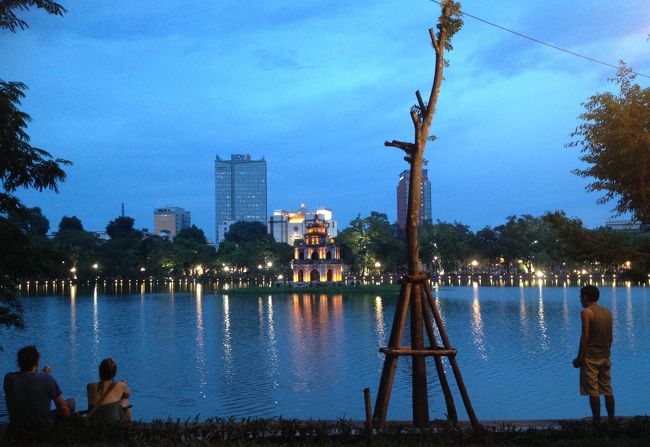 夕方のホアンキエム湖