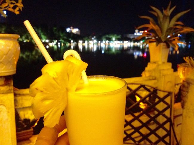 湖沿いのレストランでピニャコラーダ