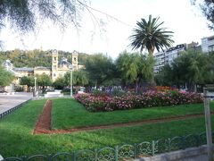 市庁舎前の公園。
花と緑、癒されます。