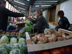 ラブレチャ市場の地上では朝市が出てます。
きのこ！きのこ！！