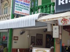 ランチは人気のサバイサバイへ。
繁盛店と聞いていたのですが、ガラガラでした。