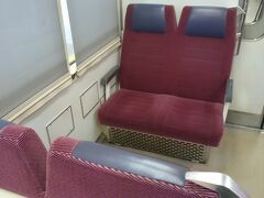 京急で品川駅から出発。
旅情を誘うボックスシートです。