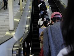 蛍池駅で最も大阪を感じる瞬間です。
みんなエスカレーターの右側に立ってます。