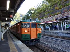 翌朝は始発列車で谷川岳へ。高崎〜水上は昔ながらの国鉄カラーの車両で、ドアは手動でした。