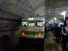 水上駅で上越線に乗り換え、トンネル内にある土合駅に到着