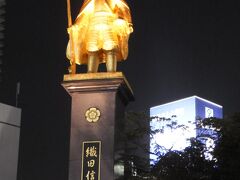 大垣駅から電車で10分、岐阜駅に着いたのが18：40。
岐阜駅前にはキンキラキンの織田信長像。
日中通りかかった時から気になっていたので、まずはあいさつ参り。

岐阜城行きのバスを確認したら、向こうでそれらしいバスが出るところだったので、走り駆け乗る。