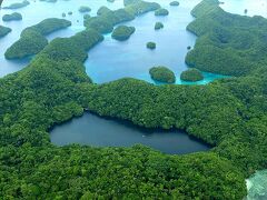 画像手前に黒々と横たわるのが、マカルカル島のジェリーフィッシュ・レイク。

淡水湖ではなく外海と繋がっている塩湖で、ここに大量に生息しているゴールデン・ジェリーフィッシュと一緒に泳げるという名所になっています。

この湖やクラゲに関する詳細は、下記のウィキペディアのページで見てみるといいですよ。
https://ja.wikipedia.org/wiki/%E3%82%B8%E3%82%A7%E3%83%AA%E3%83%BC%E3%83%95%E3%82%A3%E3%83%83%E3%82%B7%E3%83%A5%E3%83%AC%E3%82%A4%E3%82%AF

ここを訪れるボート・ツアーも、行き先の組み合わせがいろいろ。
パンフレットをもらって検討してみては？