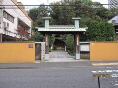 その隣に「猿寺栄閑院」がありました。