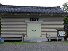 己高閣は、鶏足寺に残っていた仏像や書物を収蔵する
県内初の文化財収蔵庫として昭和39年に建築された建物
