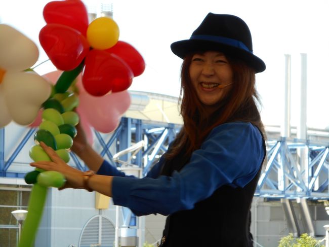今日は大道芸人の<br />バルーンパフォーマーエルさんという方が<br />芸を披露してました。<br /><br />ダンスをしながらお洒落な作品を作っていきます。<br />