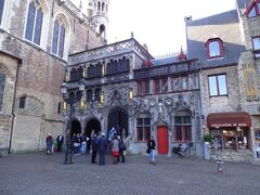 ここ「ブルグ広場」に建つ「聖血礼拝堂」。
人が集まってるから何やろうとは思いましたが入ってません。
十字軍が遠征で持ち帰ったといわれるキリストの聖血を収める教会だそうです...「入っとかんかい！」と今更ながら思う！