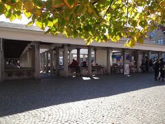 運河方面に歩いて行くとマルシェのような「魚市場」がありますが、終っていたのか手製の土産物しか売っていません。