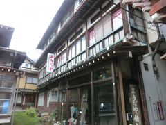 角間温泉の温泉街には4軒の旅館があります。
こちらは越後屋の隣の「ようだや旅館」です。
文豪.林芙美子が逗留した宿であります。
