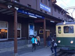 クライネシャイデックに到着。
駅舎反対側の8:00発ユングフラウヨッホ行き（8:52着）のユングフラウ鉄道に乗り替える。