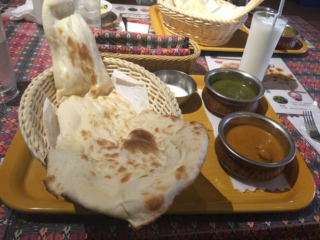 チキンにカレーとほうれん草とチーズ入りカレーをチョイス♪<br /><br />サラダ、ドリンクが付きます。<br /><br />ナンは一回限りのおかわりが出来ます。<br /><br />地元の幼稚園児や奥様方、観光客で混んでました。