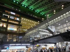 阪駅も修復工事が終わって、負けないくらいキレイになっていました。めっちゃ都会やん！
『京都駅』と『大阪駅』、デザインも似ていて、写真だけだと見分けがつかへんけど(^_^;)
