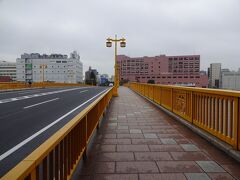 ここからは隅田川に沿って、スカイツリー近辺まで歩きます。まずは黄色い蔵前橋。
