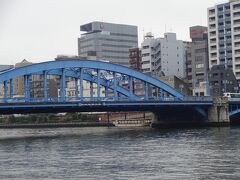 青い駒形橋。第六ポイント『隅田川遊歩道』を歩いて行くので、迷う心配はないけれど、私たちのようにウオーキングしている人は殆どいない。天気は良くないけれど、涼しくて歩くには最適です。来て良かったです。

