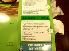 やってきました、ムール貝のチェーン店、『レオン』
メニュー読めない・・・
しかし、フランス語が話せる従姉妹のおかげで、なんとなくムール貝を注文できました。