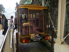 久能山東照宮に参拝するためには「久能山下からの徒歩ルート」と日本平山頂から「日本平ロープウェイ」を利用する方法がありますが、迷わずロープウェイを使います（笑）・・・