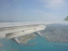10：33
那覇空港へ到着。人生初の沖縄上陸です。