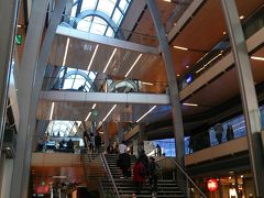 Europa Passage

普段ショッピングなんてしないippuni夫婦だが、
ドイツやイギリスに来るとまず行きたくなるのがショッピングモール。
フランスの地方都市やパリ郊外にもショッピングモール的なものはあるが、
食べるところも殆どなかったり、行っても面白くない。
それに比べてドイツやイギリスのショッピングモールはレストランも充実している。
本屋もあるし、子供用品やキッチン用品など実用的なものが並ぶ。
