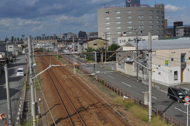 　北陸本線をまたぎます。