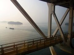車窓からの風景を眺めながらまったり、まったり(*´ω`*)
瀬戸大橋を越えて〜四国へ！