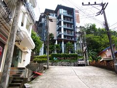 10：40に乗車したミニバスは、ツアーデスクでの20分ロスを経て12：00前に宿泊先近くで下車を促された。
私たちが今回滞在するのは、写真を見る限り坂の上だったけど…半端ない急坂が見えて言葉に詰まる。