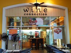 夜ゴハンには少し早いけどジャンセイロン内の“Wine Connection”に到着。
Wine Connectionは店舗によってMenu展開が違い、ここは量り売りの小さなおつまみが充実しているので1番好き。