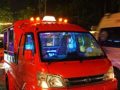 ビーチ沿いの　通りまで出てトゥクトゥクを拾ってコンドミニアムに戻ることに。
プーケットは距離に関わらず料金形態が定額制で、交渉の余地が無いのがツライところ。