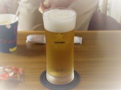 今年はJAL修行したので、One World系航空会社でしたらラウンジが使えるのですが、今回はエティハドなので残念。
カードラウンジに入ります。

娘はおばーちゃんと不二家でパフェ^^;