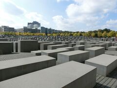 そこからちょっと南下すると、なかなか異様な光景が。
これは「虐殺されたヨーロッパのユダヤ人のための記念碑」で、この地下にはホロコースト犠牲者の氏名や資料などが展示されているらしい。
