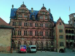 　10月３日土曜日、旅行２日目。
　８時にホテルを出発し８時半にハイデルベルク城に到着。朝早いので他に客はいませんでしたが、大樽棟を見終わって出る頃には行列していました。フリードリヒ館はハイデルベルク最古の宮殿建築です。
　17世紀のドイツは帝国自由都市と小さな領地を治める諸侯が林立し、彼らが住居と兼要塞として建てたため、国内には城が多いそうです。
　