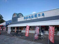 高松港から27ｋｍ。約35分で高松自動車道 津田の松原ＳＡにやって来ました。
こちらに寄った理由は、家で留守番をする愛犬へのお土産を購入する為。ここの景色について事前調査していませんでしたが、窓からは瀬戸内の絶景を堪能することが出来ました。
（10：19）