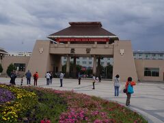 武威に到着して最初は『雷台漢文化博物館』へ。
甘粛省博物館に展示されていた『銅奔馬』や他副葬品・宝物が多数発掘された『雷台漢墓』がある公園です。