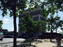 荷物を置いたら、再度観光へ！

今回のお目当ては凱旋門、ではなく・・・