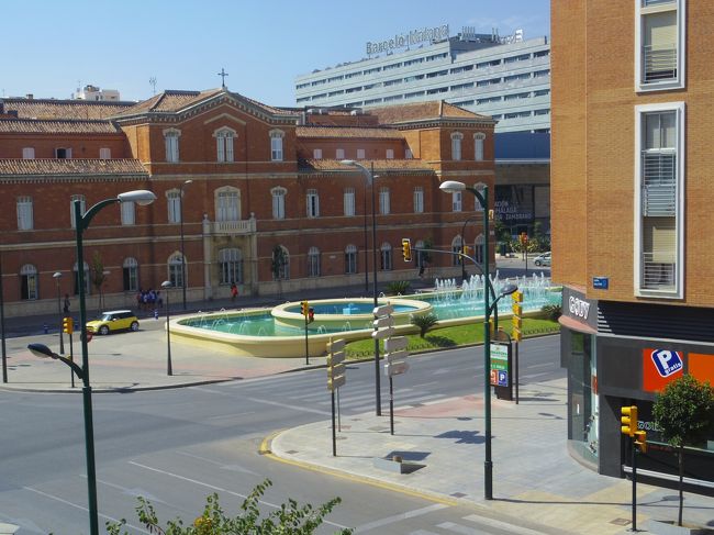 窓からの景色<br /><br />隙間から見えている建物の下が駅という、好立地。<br />駅中の豪華ホテル、時期によっては割安だったので泊まろうかと思ったけれど、この日は高くて無理。寝るだけだし・・・