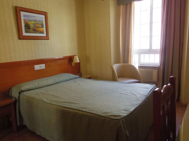 ダブルルーム、シングルユース　５２ユーロ<br /><br />駅近くなので、部屋が質素なわりには安くありません。<br /><br />