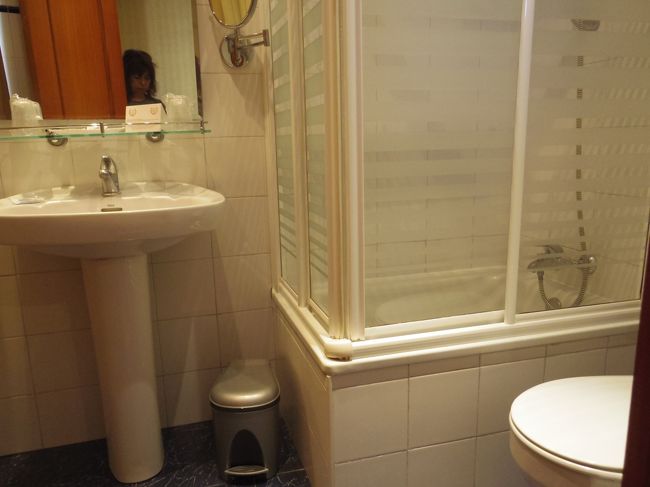 バスルーム<br /><br />バスタブあるけれど小さい。<br />早くお湯がたまって良いわ。