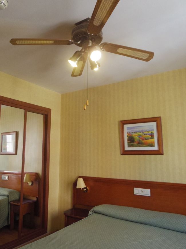 天井にクラッシックな扇風機。<br /><br />あれ？扇風機あったんだ。<br />ちょっと暑かったけれど、エアコンも扇風機もスイッチ見当たらず。<br />そもそもエアコン付いてなかったのかな？<br />お土産に買ったチーズを一晩置くのが心配でした。<br />今度からは、少なくとも冷蔵庫のあるぐらいのホテルにしよう。