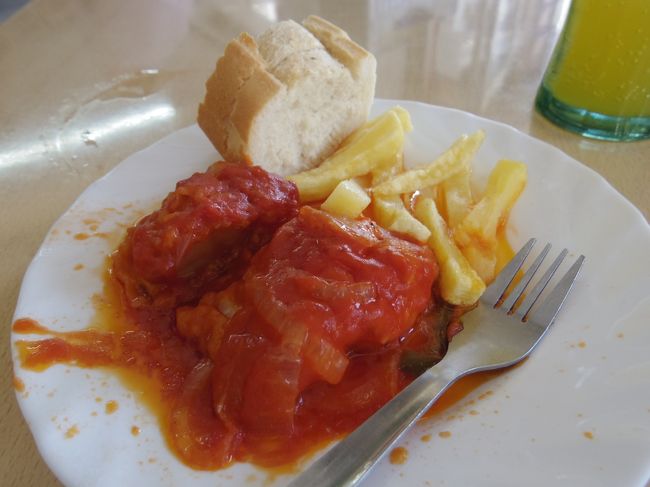 中は魚。美味しかった〜２．５ユーロ<br />もう一品、鳥を頼んだけれど、そちらはちょっとパサパサしてました。２．０ユーロ<br /><br />