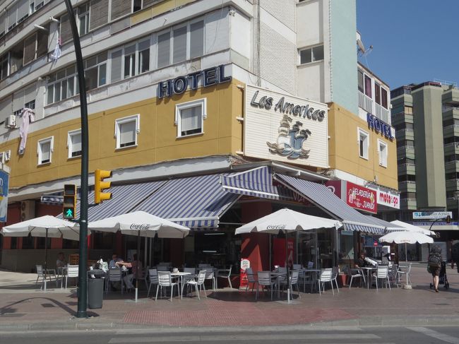 れいろんさんの泊まったホテルは、もっと駅に近い。<br /><br />チェックイン後、駅で待ち合わせしているけれど、その前に私はお腹空いていたので、このホテルの下のバルに入りました。