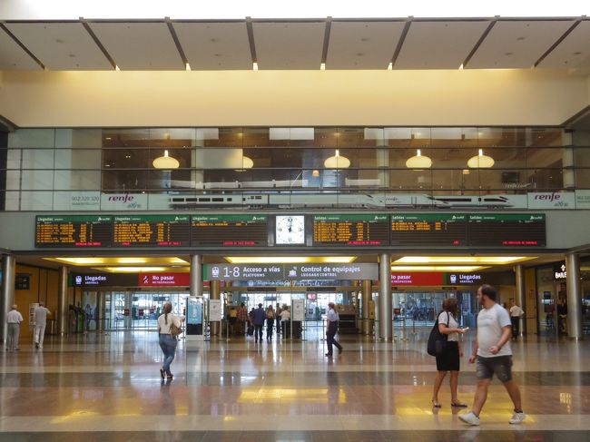 上の写真は、近郊線の建物。<br />その右側の大きな建物の中に中・長距離列車の駅があります。<br /><br />セビージャ行きとマドリード行きがほとんどです。