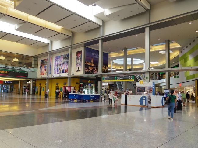 中は、ショッピングセンター<br /><br />H&amp;Mが一階に、スーパーが２階にありました。（他にもいろいろ・・）