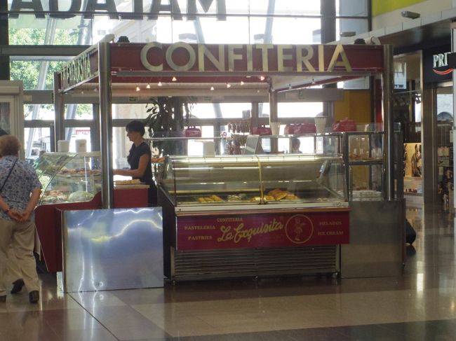 パンとケーキ売ってます。<br />生クリームを挟んだクロワッサンが美味しそう！<br /><br />この後、れいろんさんとショッピングセンター内のスーパーを見てから私のホテルの部屋に行き、写真のメモリーをコピーしあいました。<br />そしてまた、夕食に行く時間までフリー