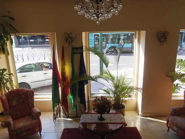 ロビー脇のラウンジ<br /><br />フロントスタッフは、とてもいい感じでした。<br />外出から帰ってきたときにチェックイン客でいっぱいだったけれど、気づいてすぐ部屋のキーくれたし。