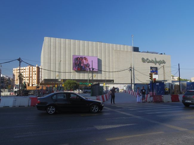 その間に、私はお土産のお菓子を買いに、エル・コルテ・イングレスへ<br /><br />ざっと上も見に行きましたが、駅のショッピングセンターの方がよかったな。<br />箱入りのお菓子、ショッピングセンター内にはあまりなかったので、ここまで来たけれど種類は少なかった・・<br />お土産にチョコレート、チーズ、フランスパン状のパン３本購入。