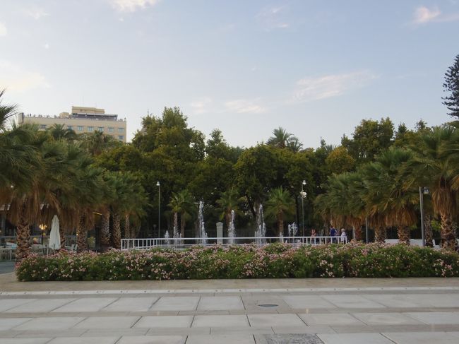 噴水の周りにきれいな花が咲いてます。<br /><br />ここで、ベンチに座って一休みして立ち上がると・・<br />ちょっと体に異変・・、ハイキングは負担になっていないと思うけれど、急いでショッピングに行ったのと旅の疲れがでたのか・・<br />夕飯は、とても食べられないと思うし、もう歩くのも限界かもしれない。<br />まだ明るいけれど、２０時回ってるし。<br />明日、帰国できないと困るので、れいろんさんに悪いけれどタクシーでホテルに帰ることにしました。